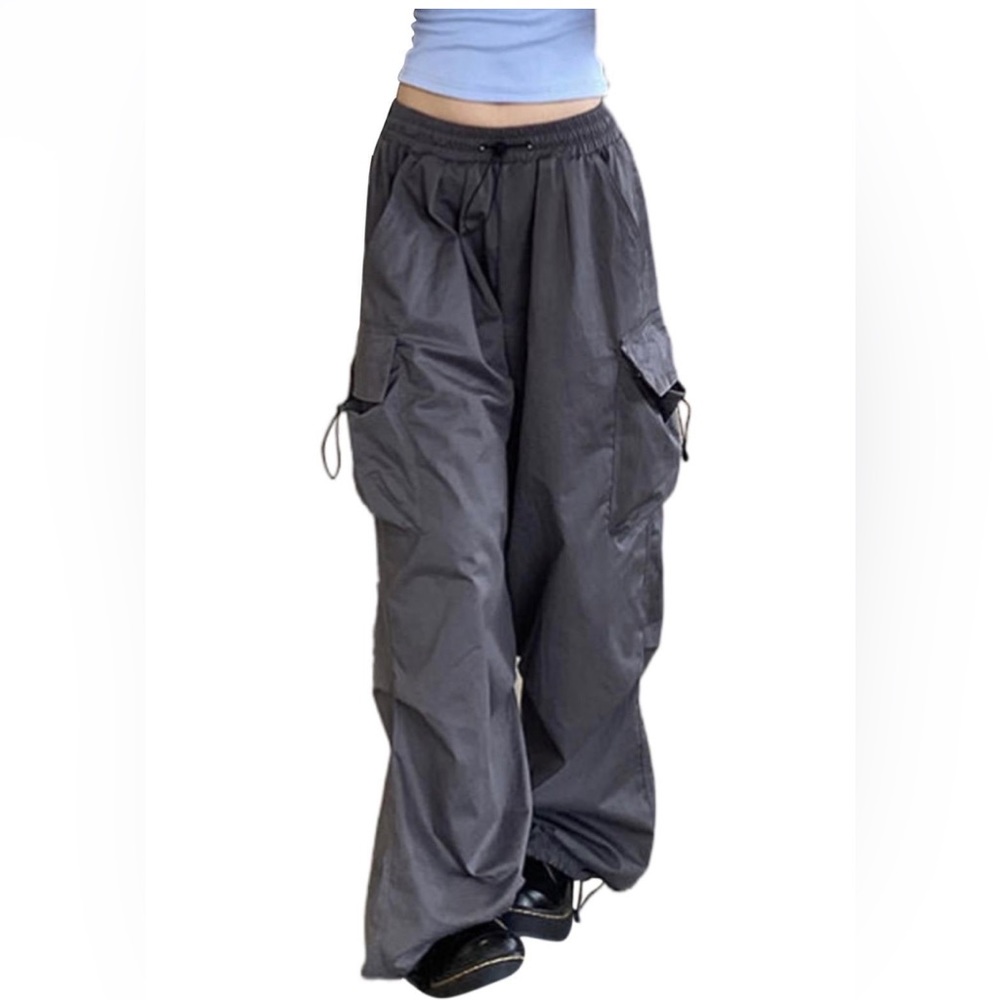 NEW!! NEVER WORN!! Cargo pants with drawstring.